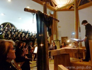 Bei der deutschen Erstaufführung von Heinz Kratochwils "Passion" in der Evangelischen Kirche : André Gold (rechts). − Foto: Gärtner